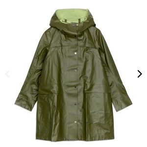 Size 4 Into the drizzle Lululemon rain coat. Excellent condition.